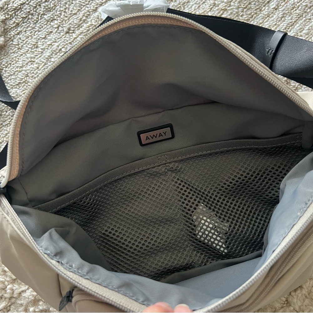 NWOT Away Fanny Pack Sling Bag - Picture 4 of 4